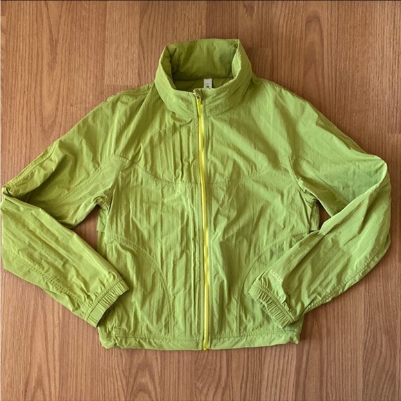 ❤️ Lululemon Lightweight Hooded Jacket in Yellow Serpentine Size 2 NWOT - Picture 1 of 13
